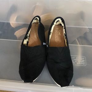 Black TOMS
